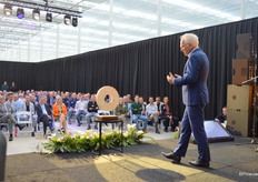 De donut is het 'prijsobject', een 'circulaire vorm' dat gemaakt is van mycelium en restproducten uit de tuinbouw.